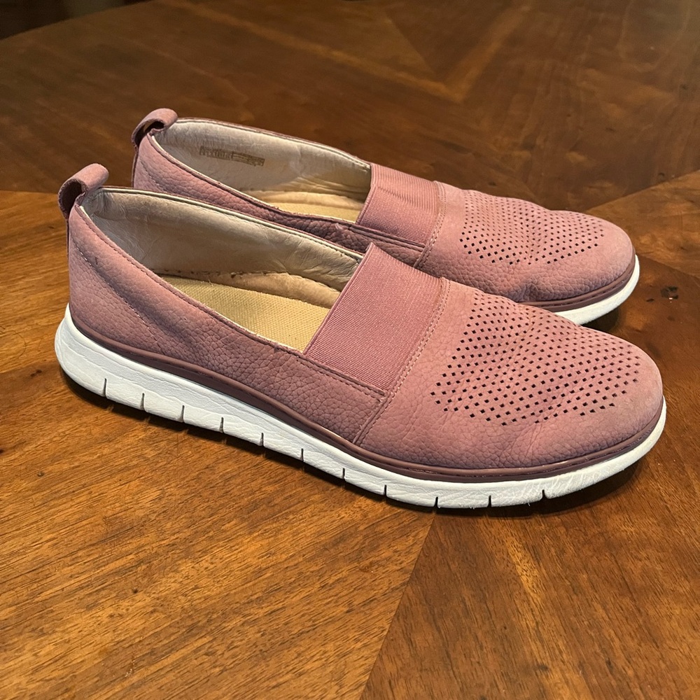 Vionic Size 9 - image 1